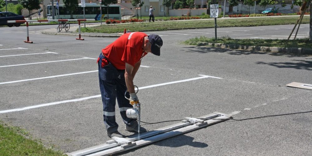Felhívás parkolók felfestése miatt (2026.06.17.) Petőfi tér előtti parkolóhelyek
